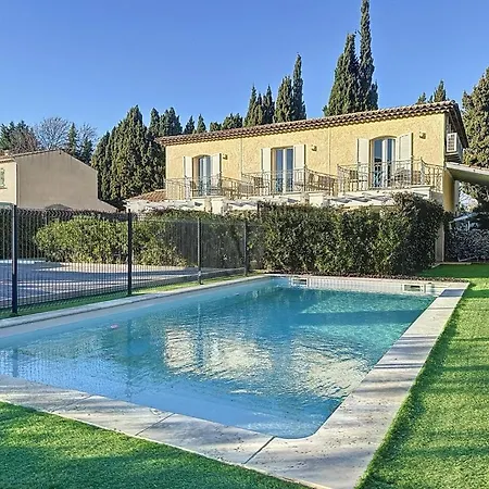 Holiday home Le Clos De *
